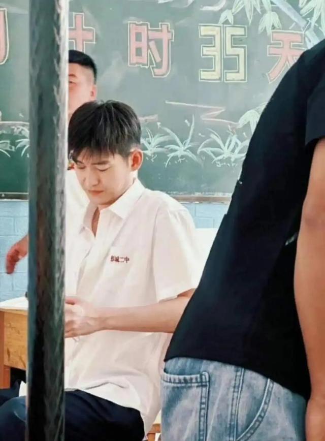 41岁张翰终于剪了寸头!甩掉校服油腻男,帅回硬汉巅峰!