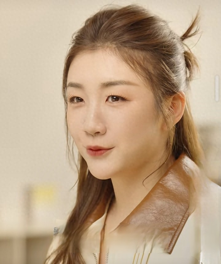 陈梦一袭温柔穿搭配半扎丸子头给羽素代言，美到失语