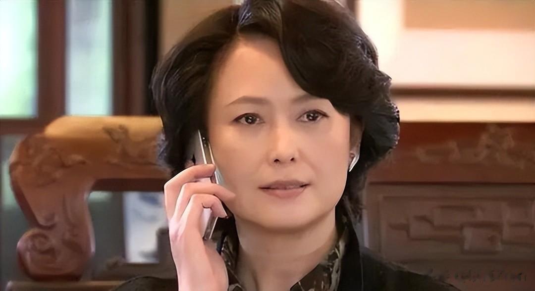 一婚丈夫嫌她太有名,二婚嫁豪门至今无子,今62岁被宠成\公主\