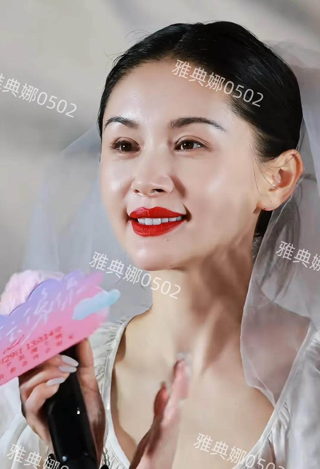 王子文本人没网上夸的那么年轻漂亮，个子矮颜值下滑脸还有点肿!