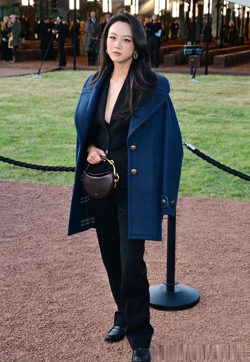 汤唯换风格后气质大变！穿深蓝大衣内搭西装套装，洋气又高级！