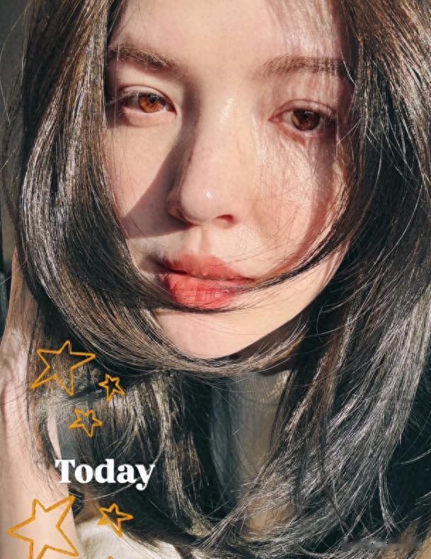 许玮甯产后首次晒自拍照：近距离怼脸拍好美，皮肤白皙紧致气色佳