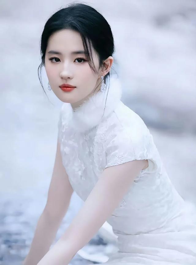 刘亦菲一旦穿上旗袍，就是穿越至百年前的古典美人