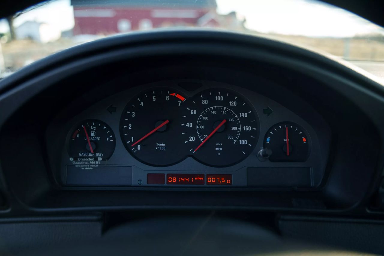 有人花6.1万美元把这辆1995年的手动版宝马850CSi“偷”回家