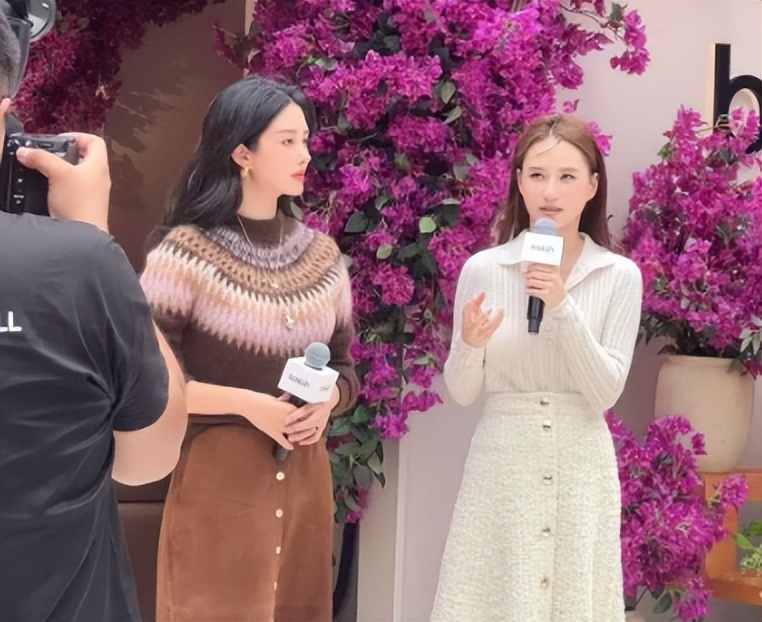 32岁杨采钰与34岁何超莲同框，一个惊艳一个秃头，没对比就没伤害