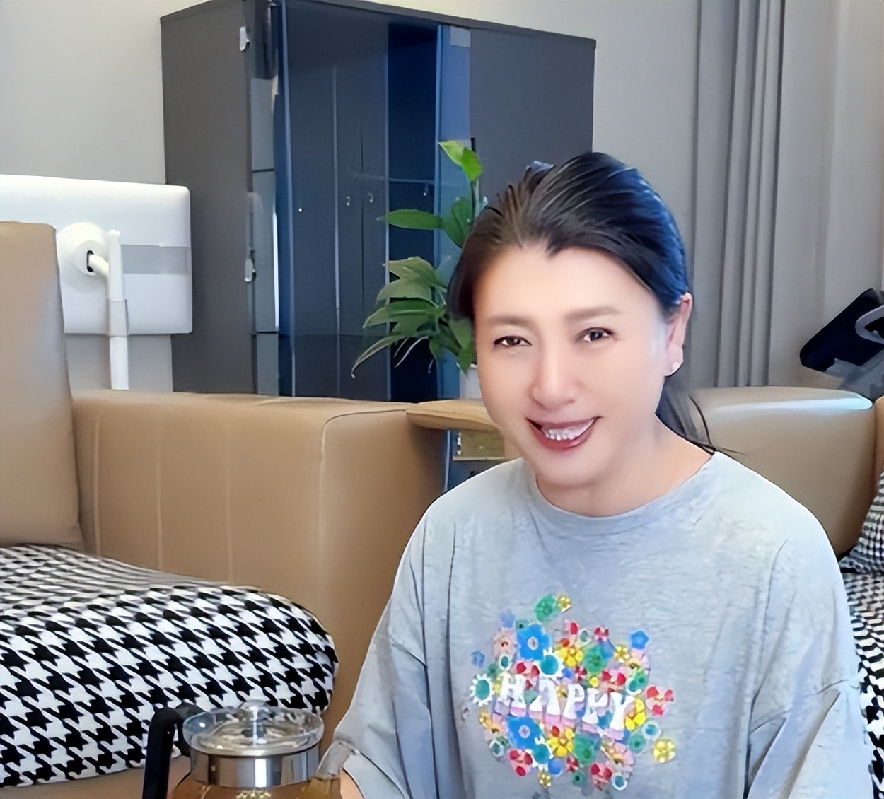 哭穷风波再发酵！一言不发的闫学晶，终究为自己的拎不清付出代价