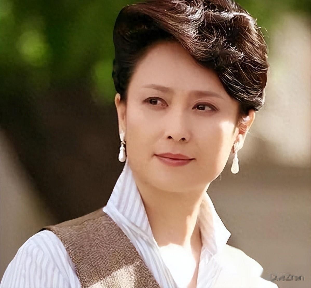 一婚丈夫嫌她太有名,二婚嫁豪门至今无子,今62岁被宠成\公主\