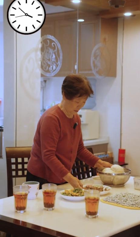 演员孙浩元旦前回父母家吃饭,帮81岁老妈做陕西麻食,57岁还撒娇