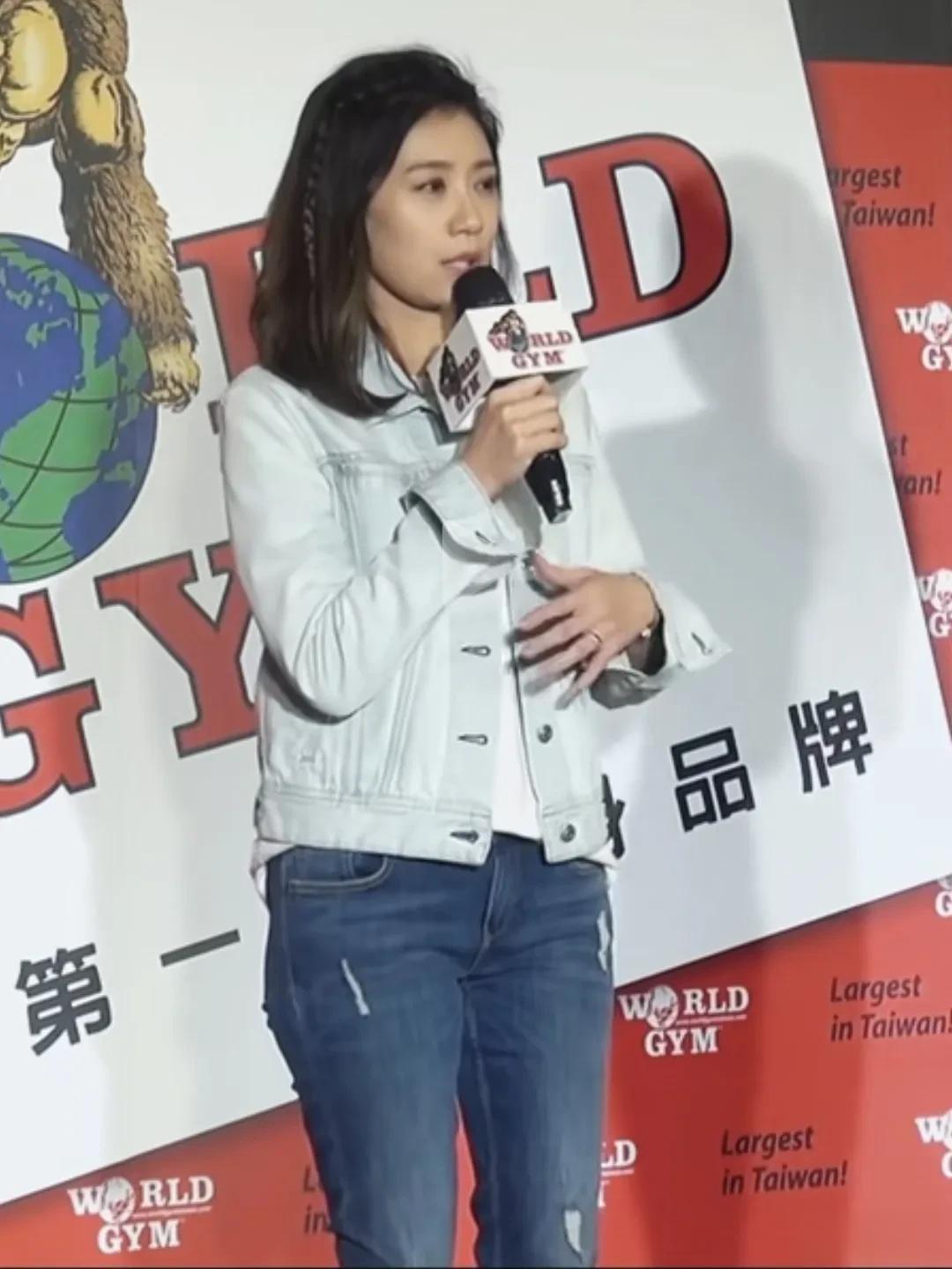 贾静雯浅牛仔外套配牛仔裤,状态在线