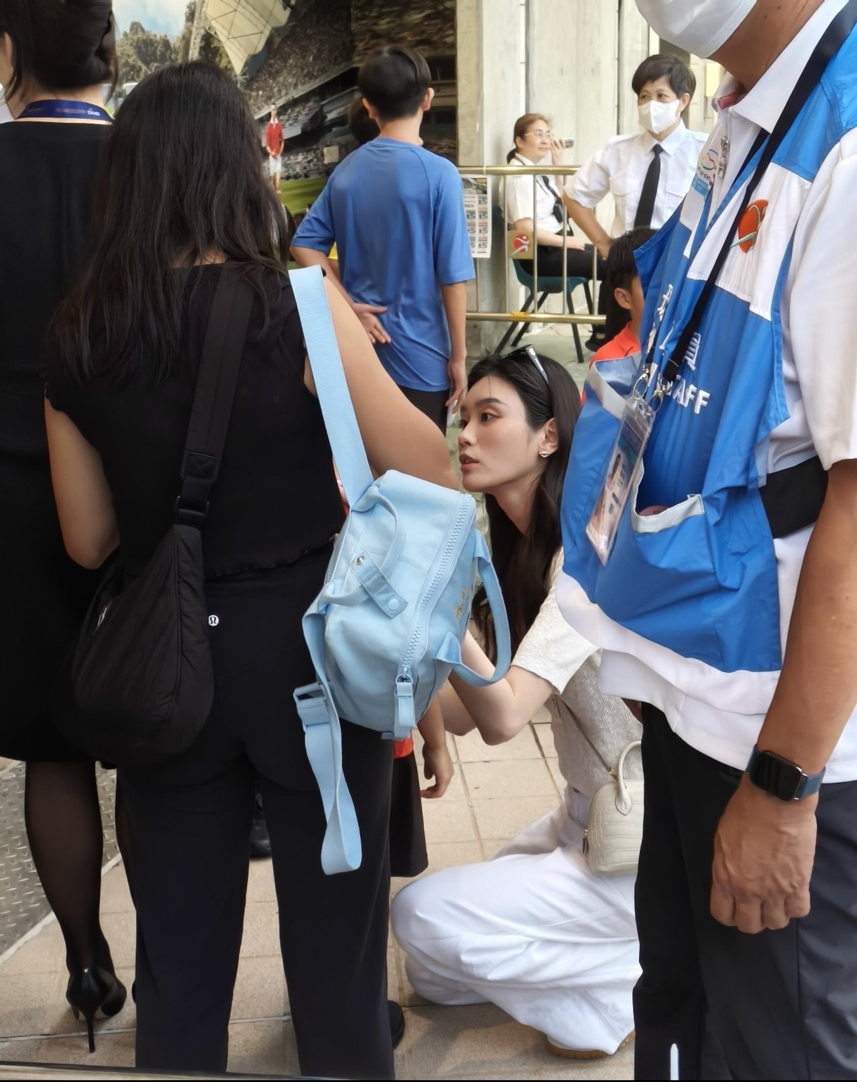 奚梦瑶带着5岁儿子看球赛,很温柔蹲下说话,何广燊正脸曝光