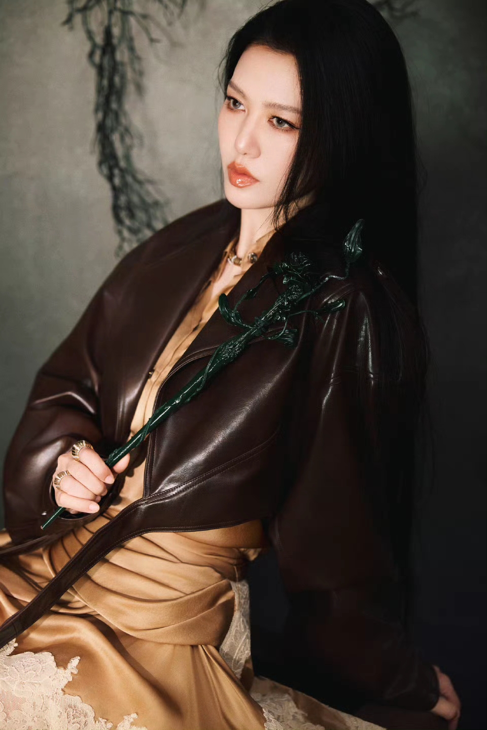 谭维维皮衣长筒高跟靴子美拍，姐真迷人