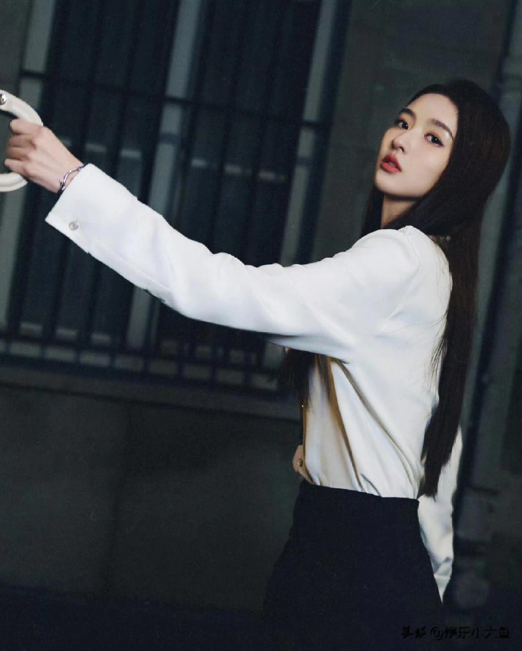 周也王玉雯巴黎街头的豪门姐妹花，优雅气场无人能敌，太美了