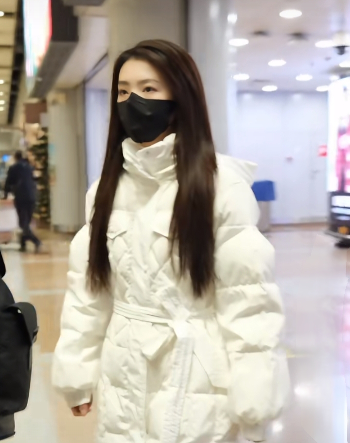 李云霄穿长款白色羽绒服漂亮又优雅