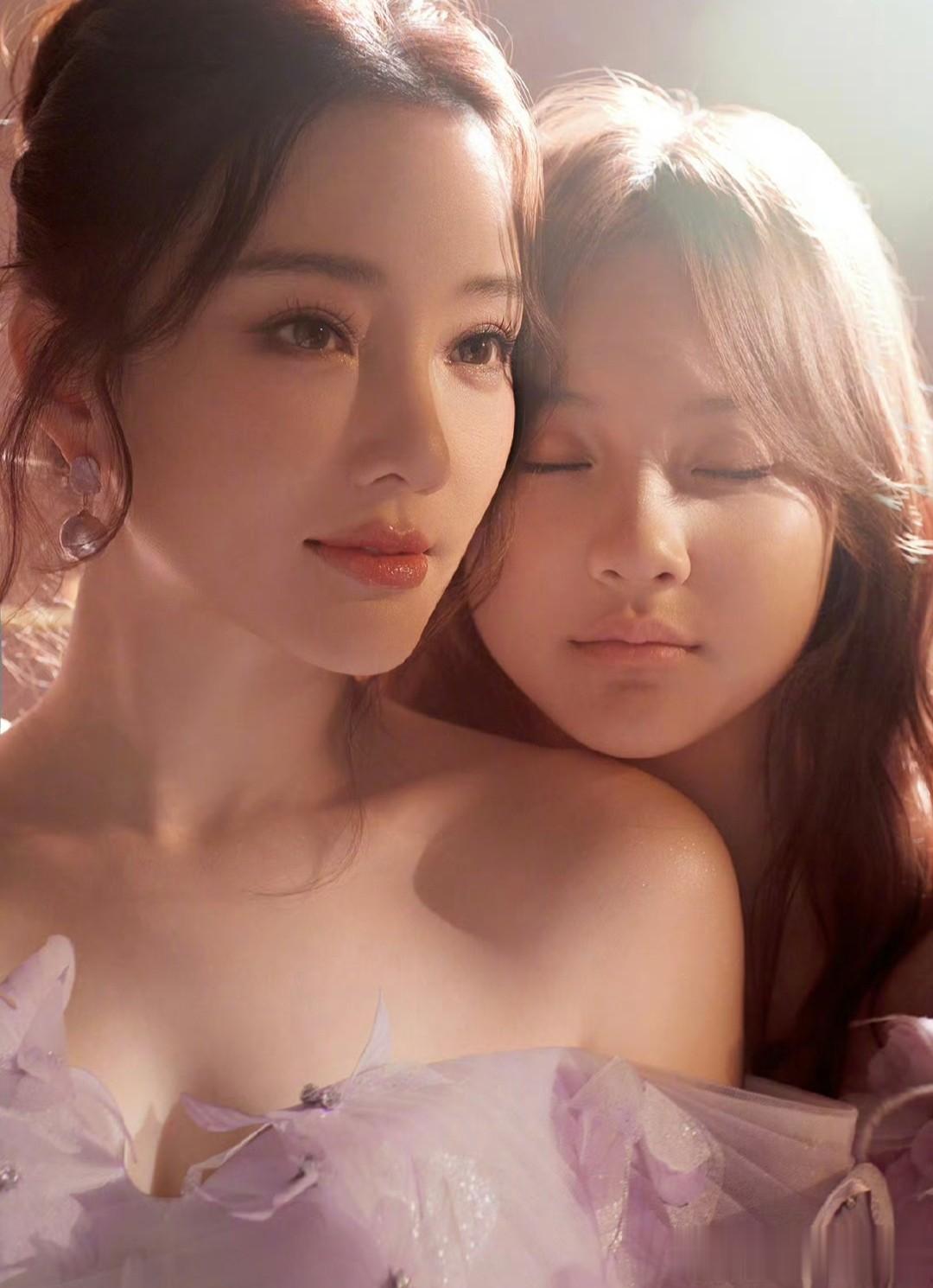 李小璐晒女儿13岁生日照，甜馨手捧3000块黑天鹅蛋糕，优雅又大气