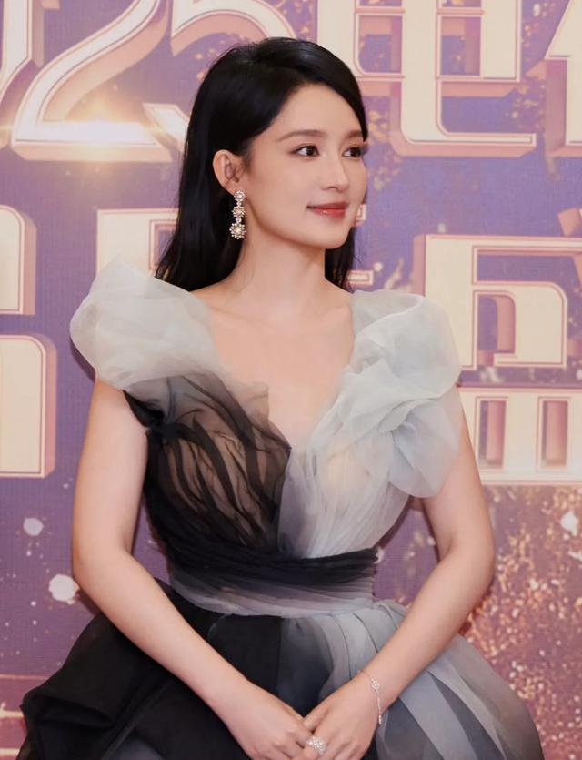 李沁，终于遇到了好看的妆造！网友：骨相真优越～这可是妈生脸啊