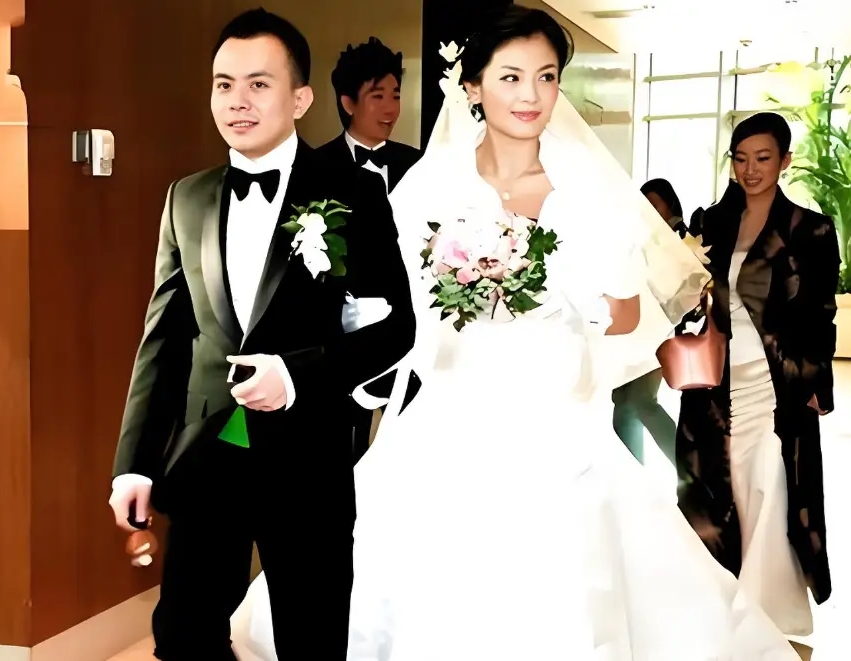 43岁孙菲菲官宣离婚，自曝11年惨痛婚姻：嫁伪豪门，倒贴养软饭男