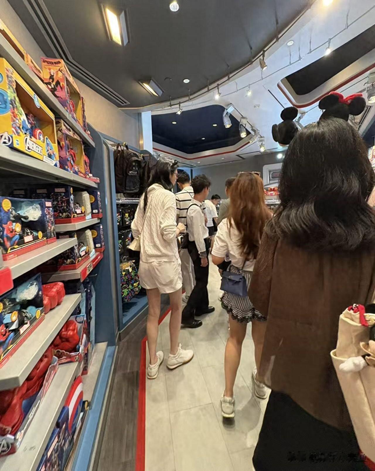 奚梦瑶带娃游香港迪士尼游被偶遇,穿白色毛衣搭同色系短裤腿好长