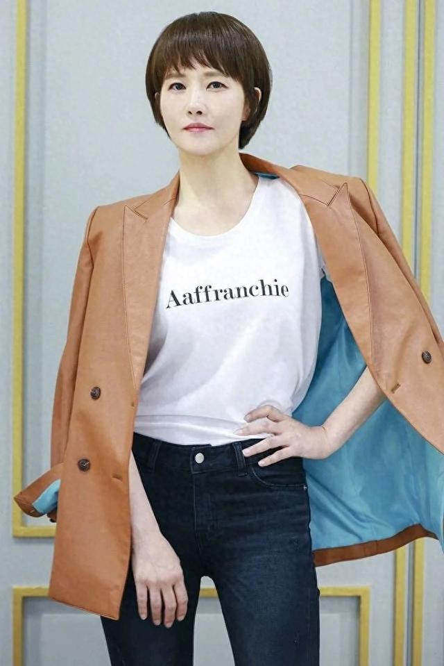 50岁“三顺姐”现状:未婚生活自在,健身成瘾,身材依旧完美!