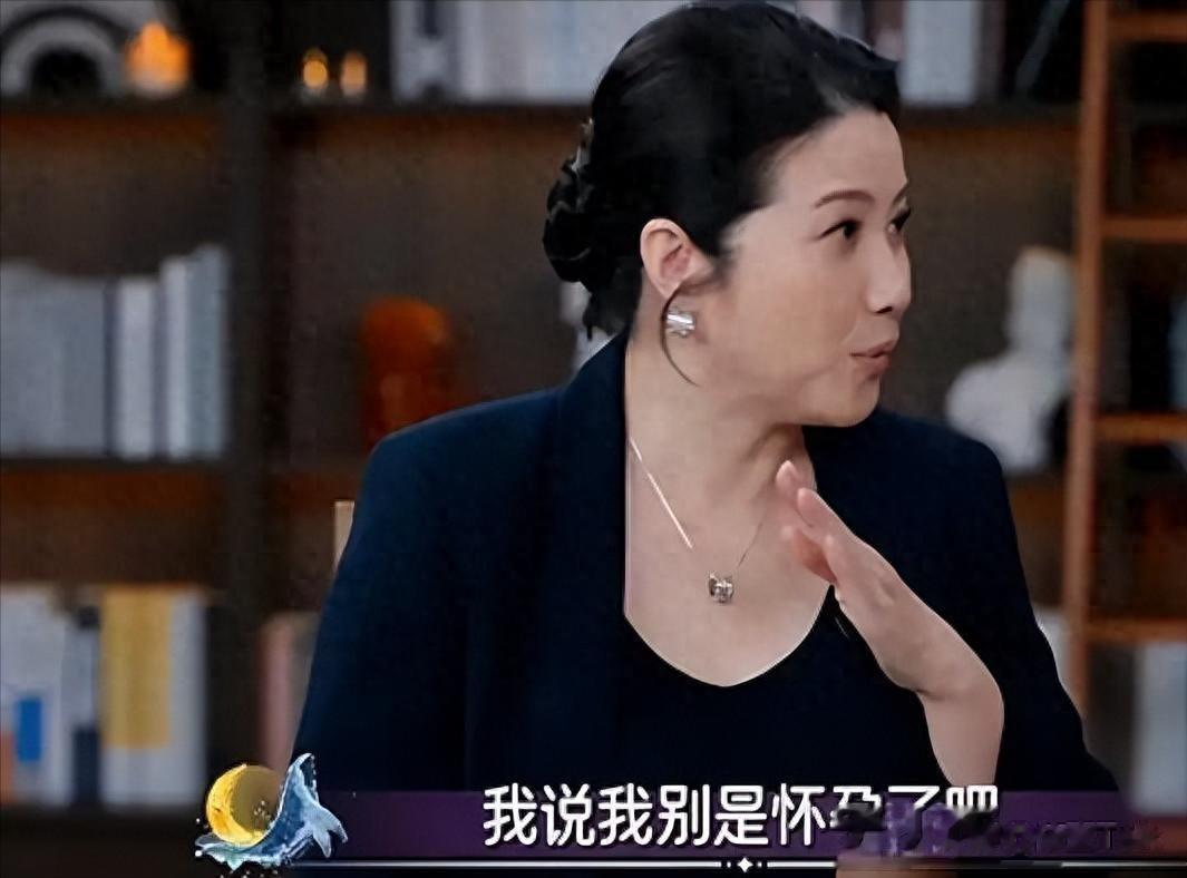 没想到52岁颜丙燕官宣比自己小 20 岁的男友才两个月，竟被全网攻击