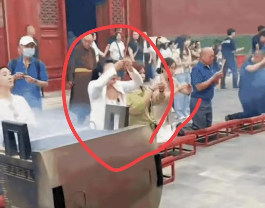 马筱梅妈妈抵京与张兰在寺庙为儿女祈福，亲家母碰面