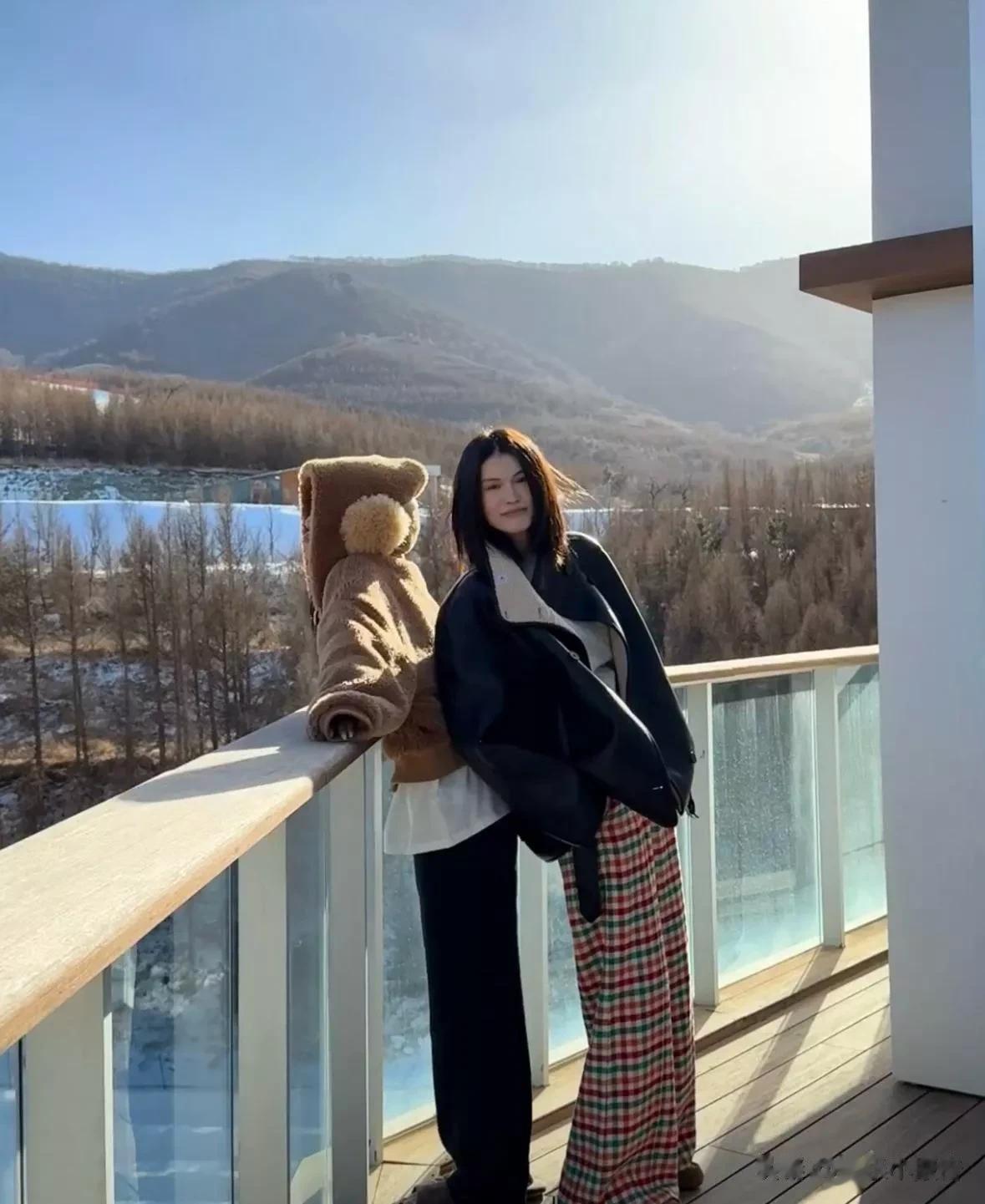 何穗产后首晒怼脸照，素颜露面状态超好，一双“筷子腿”超抢镜