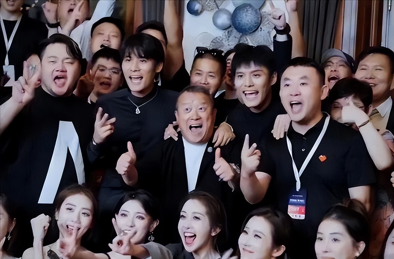 色字头上一把刀，曾志伟和乔妹的合照，撕开了娱乐圈的“另一面”