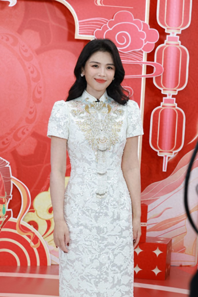 刘涛阿姨今日活动现场美照，旗袍穿搭好有气质