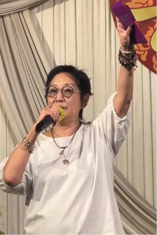 TVB老戏骨近照令人唏嘘,被指比70岁姐姐更老,打包剩酒让人心酸