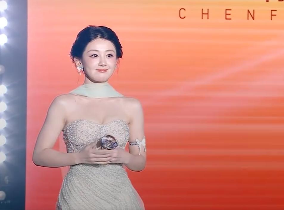 短剧盛典“群魔乱舞”，郭欣宇歪嘴，陈芳彤脸肿，唯有她抗住了