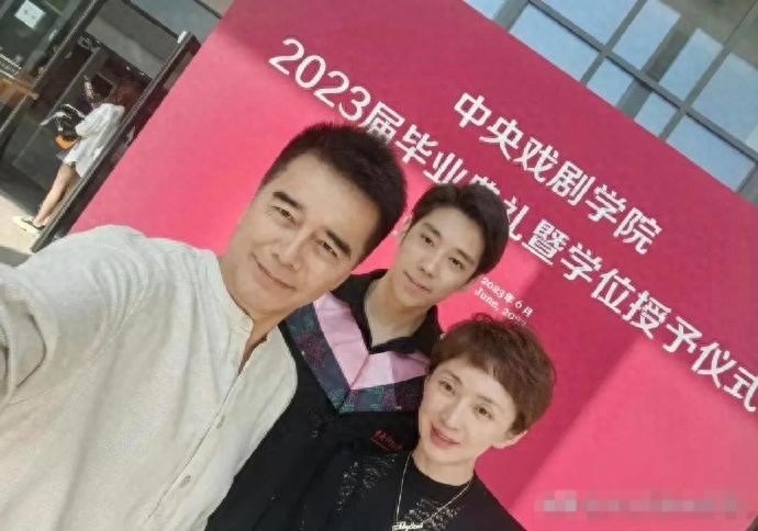 何晴许亚军:离异后仍是挚友,这才是成年人的体面!