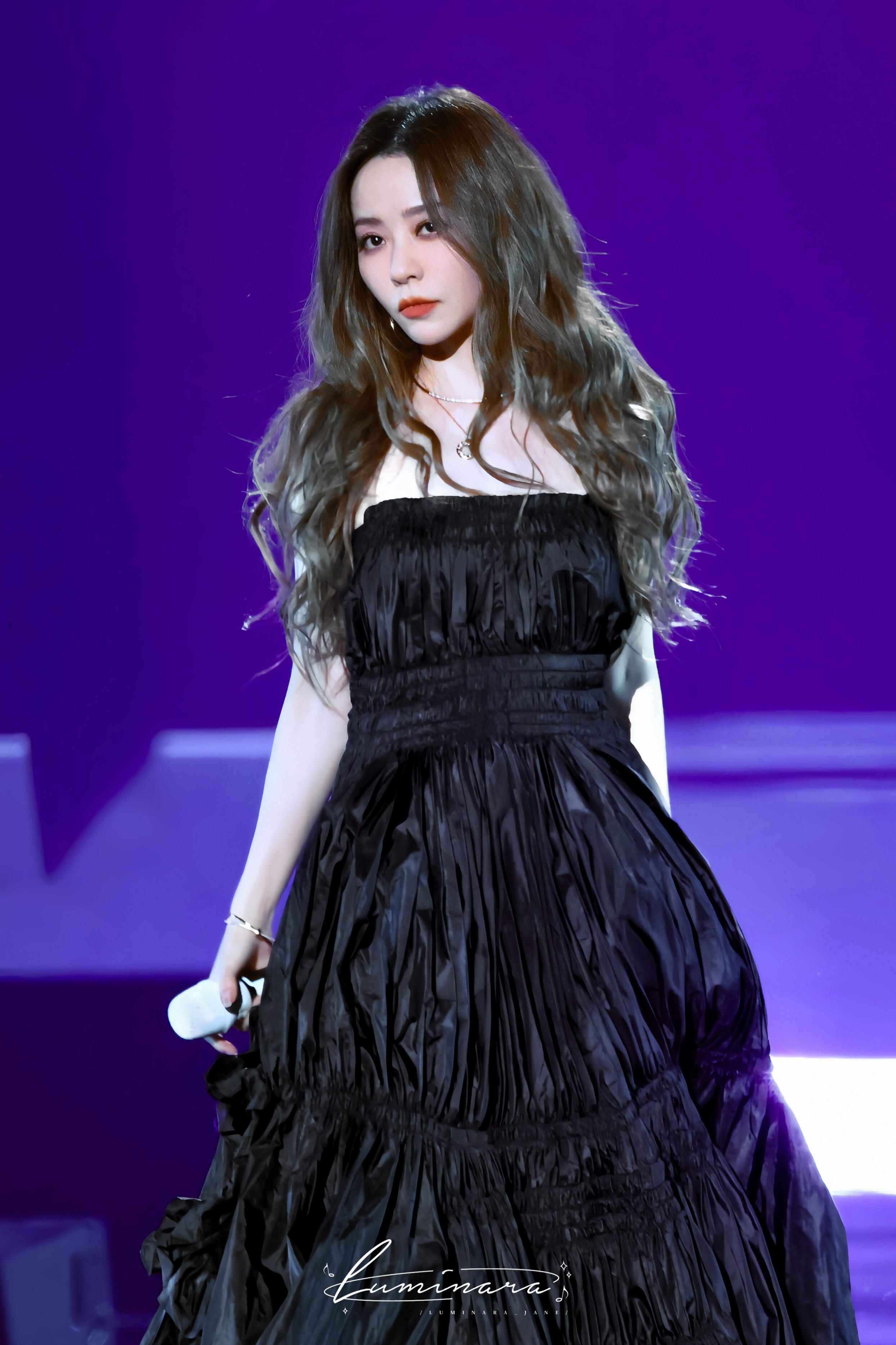 张靓颖舞台黑色抹胸裙穿搭，像一只美丽的黑天鹅一样自信