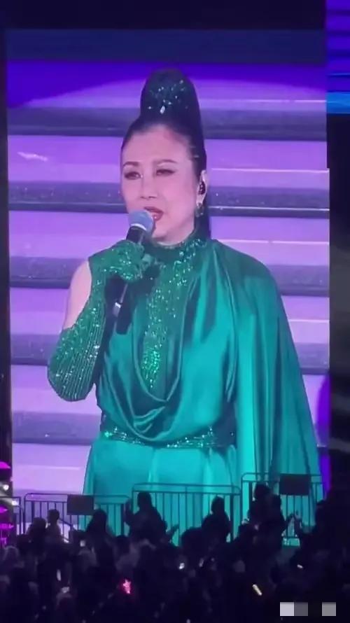 78岁路都走不稳还开演唱会捞金,全网恶评如潮,她却扬言回馈粉丝