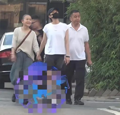 宋佳带妈妈参观工作室，母女俩眉眼神似，走路姿势一模一样好温馨