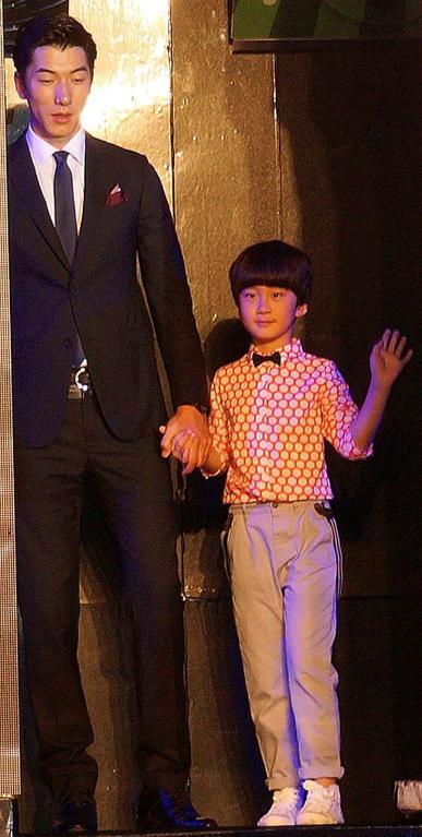 上梁不正下梁歪！张亮儿子被曝留学致女同学怀孕，曾关注“伪娘”