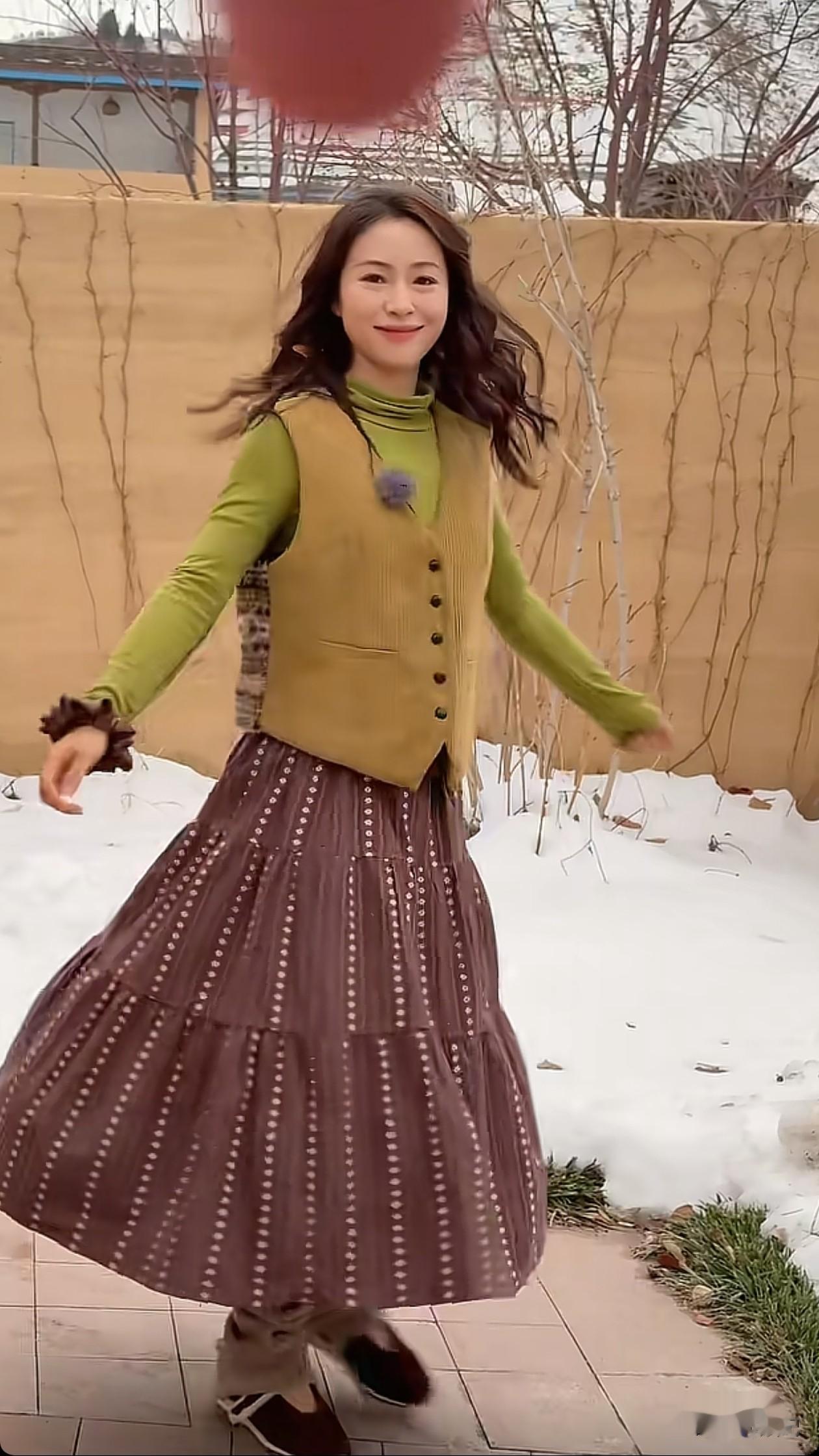 42岁江一燕玩雪穿搭：皮草+连衣裙+黑靴，贵气又时髦，嫩得像25岁