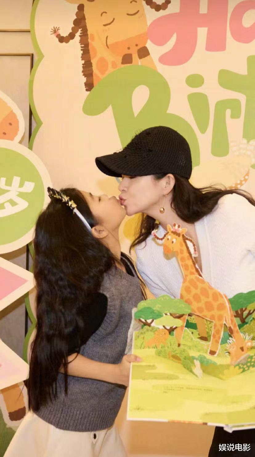 章子怡发文为女儿醒宝庆生，十岁了，和妈妈长得越来越像