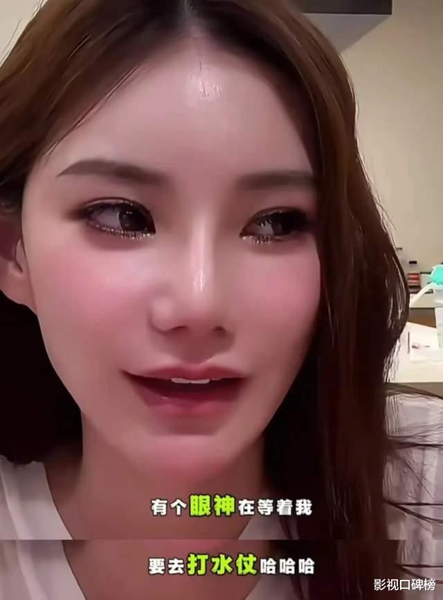 张兰与孙女拥抱,小玥儿表现生疏,动作僵硬,姐弟也长高了不少