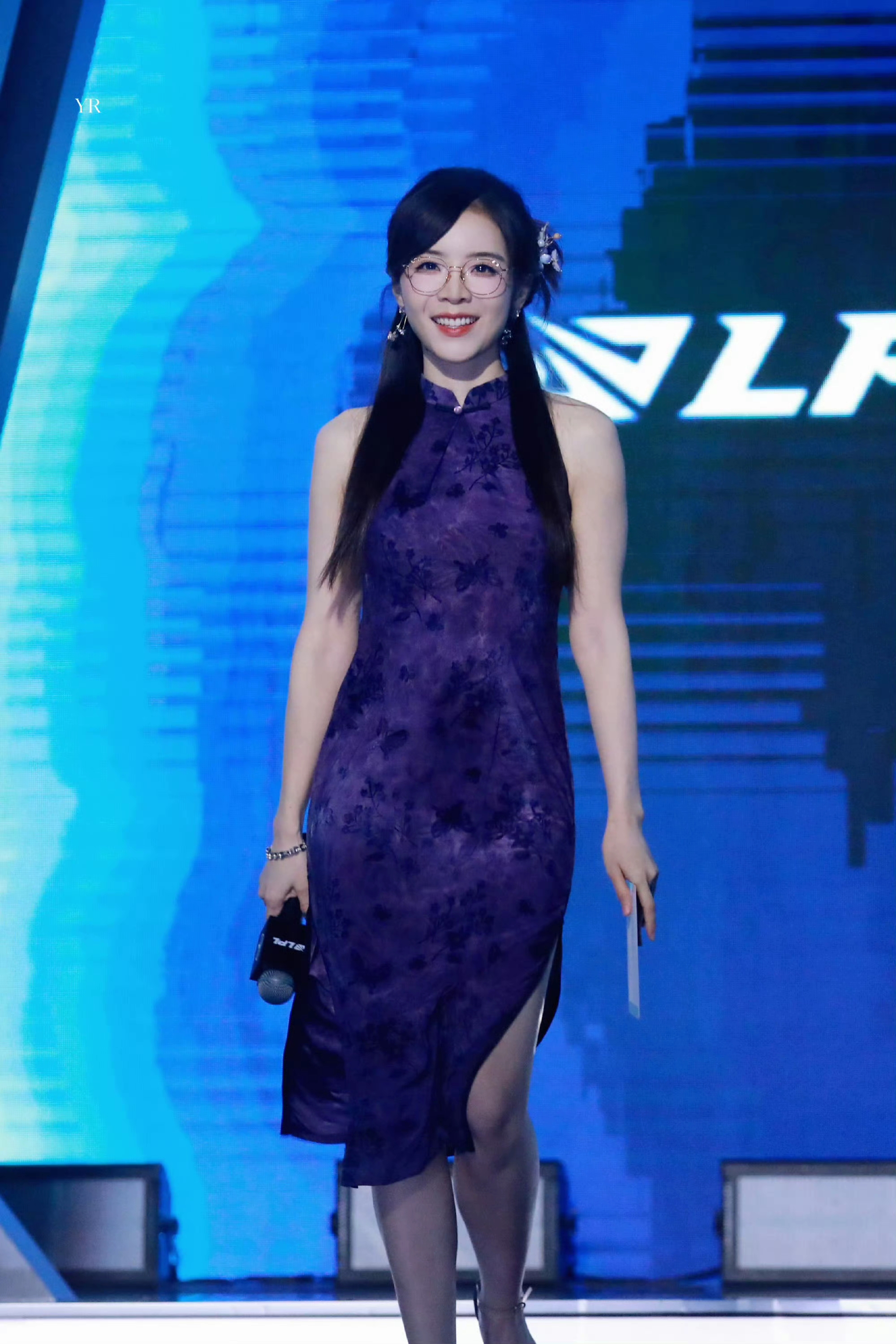 余霜阿姨|紫色旗袍+金丝眼镜，这身材比例谁看了不夸