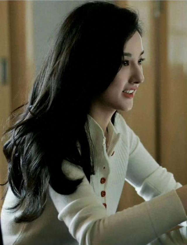 顶流女星街头徒手拾纸屑!比红毯更耀眼的人性光芒