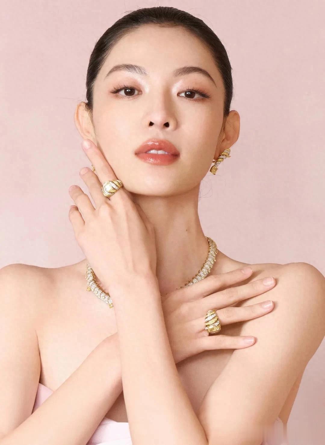 明星写真大片｜钟楚曦，美飒敢拼 反差感十足