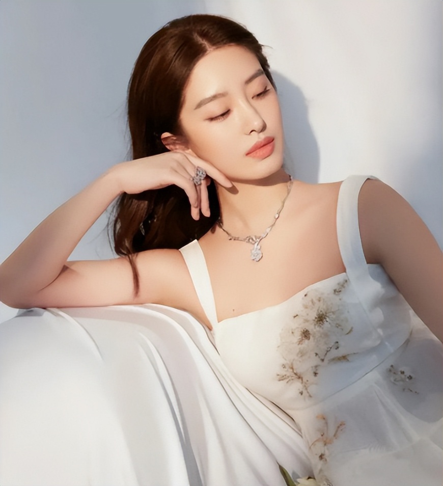 没了贵人撑腰，娱乐圈的看人下菜碟，在杨采钰身上展现得淋漓尽致