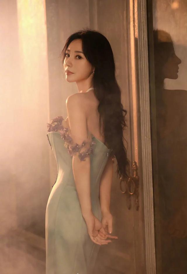 柳岩鲜花抹胸裙优雅明艳