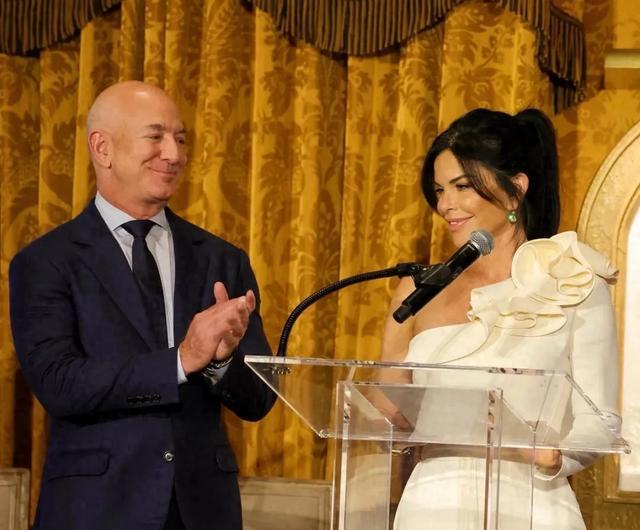 贝佐斯桑切斯抵达威尼斯!准新娘精神抖擞状态好,掌心曝光引热议