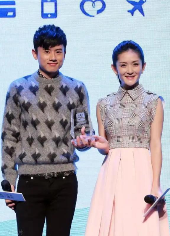 这一次，被央视力邀主持中秋晚会的谢娜，“面相”真的变了！