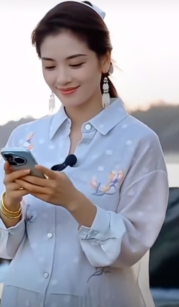 刘涛身着淡蓝刺绣衬衫配同款发带,优雅又漂亮