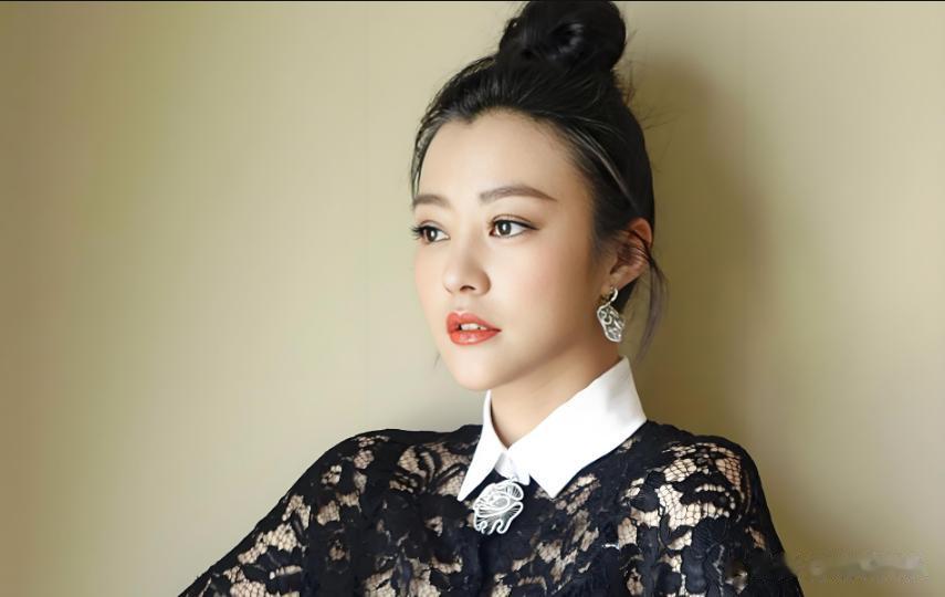 与刘烨离婚5年后,她独自带着双胞胎儿子生活,郝蕾如今后悔吗?