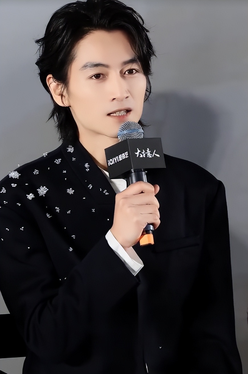 陈晓线下宣传新剧，面黄肌瘦满口黄牙太显老，网友：陈妍希离对了