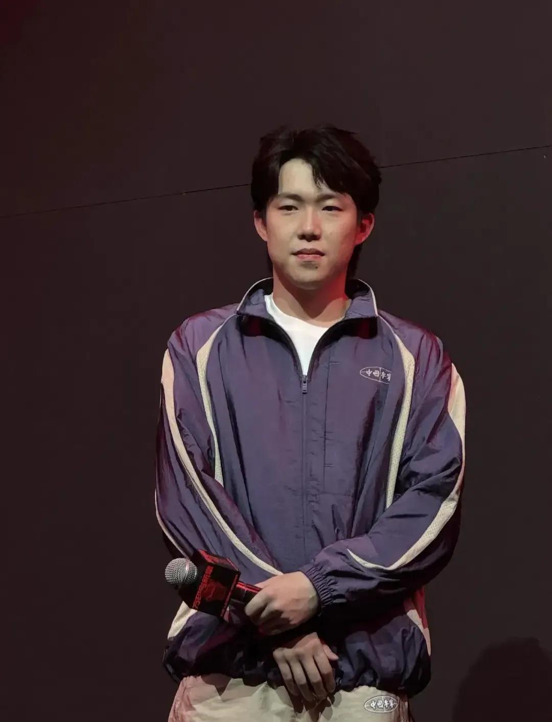 王楚钦现身李宁上海活动，休闲潮流风，帅气溢出屏幕