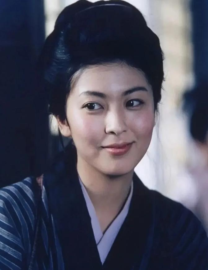 她是日本90时代最火的“清纯美少女” 出身豪门爆剧一箩筐！