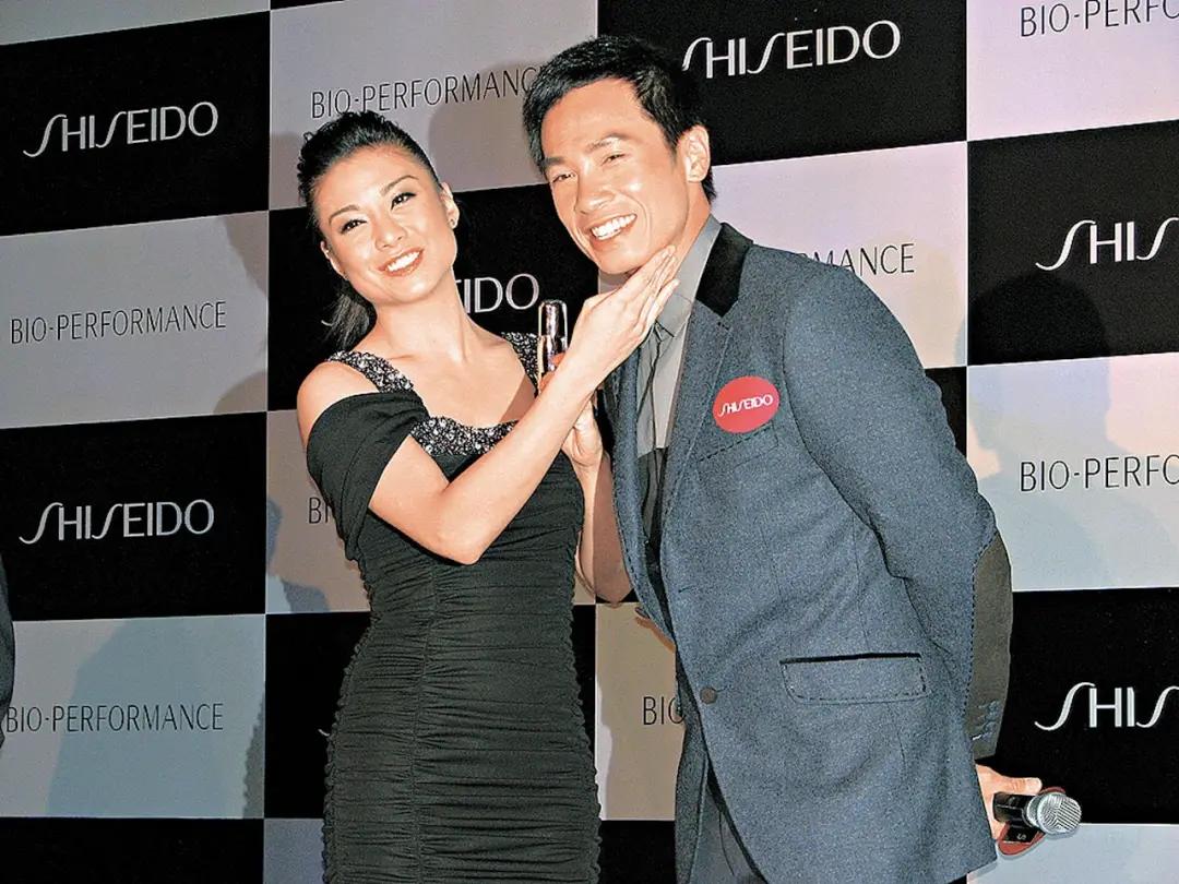 46岁华姐冠军被发现在港大担任讲师,自称TVB明星，同学称不认识她